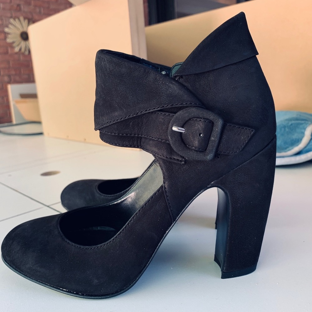 B. Makowsky Leather Pumps